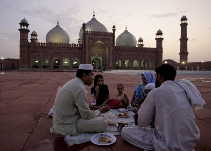 v-mesyac-ramadan-musulmane-potreblyayut-pishu-i-vodu-tolko-nochyu